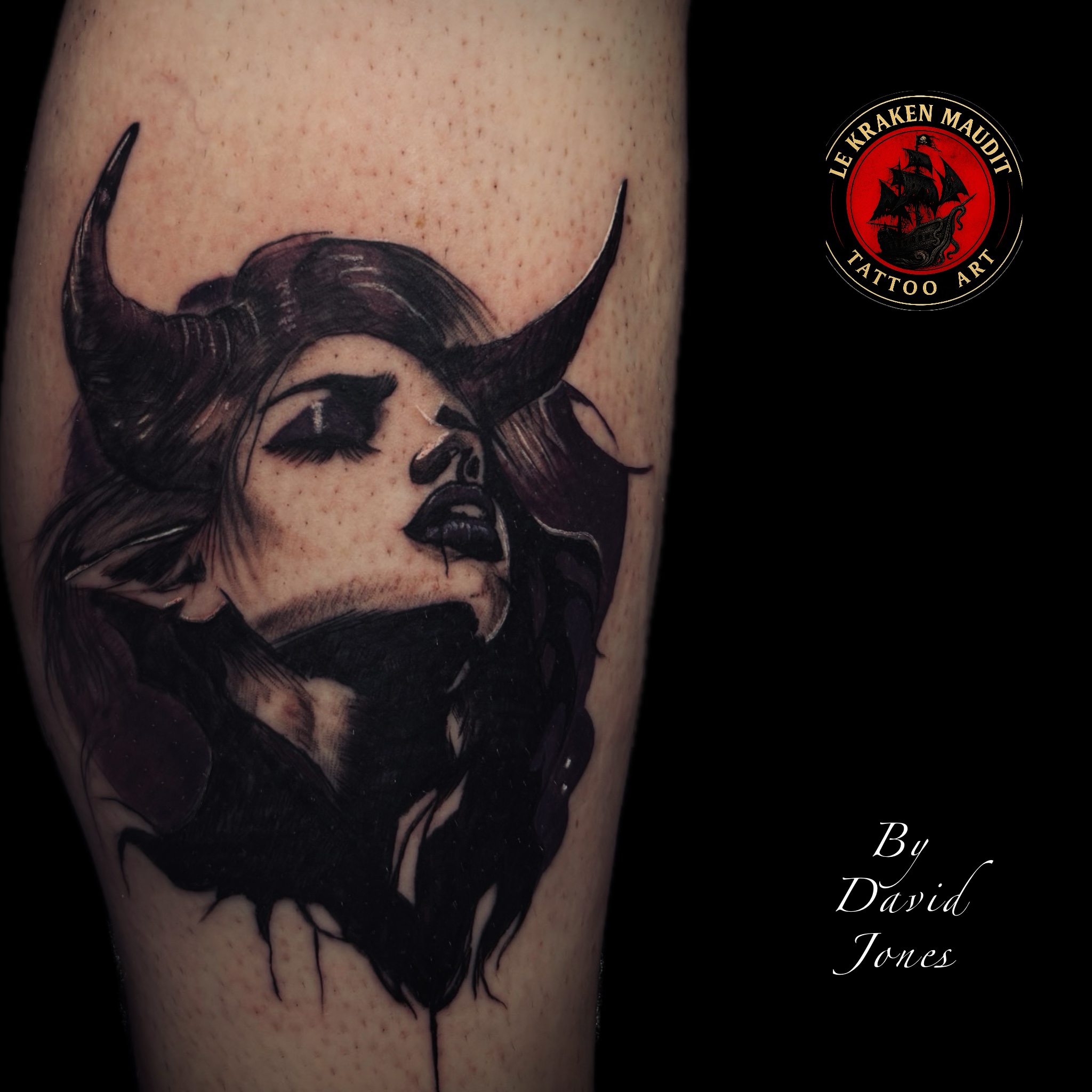 Tatouage loup réaliste yeux bleus