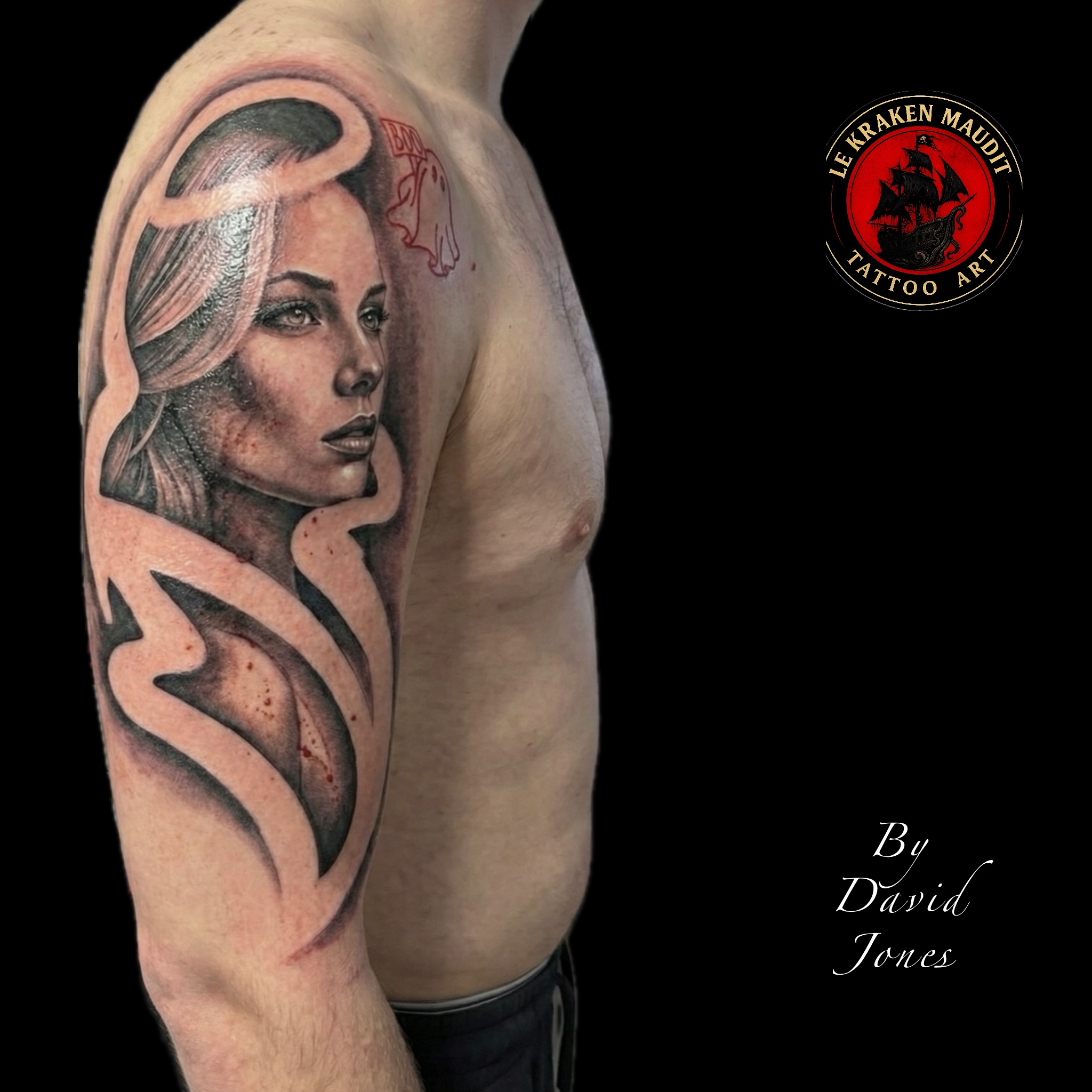 Portrait féminin dark fantasy avec cornes